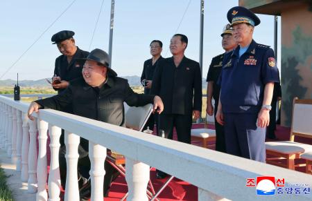 　北朝鮮で開発・生産中の無人機の性能試験を視察する金正恩朝鮮労働党総書記（左から２人目）（朝鮮中央通信＝共同）