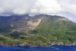 　鹿児島県の口永良部島＝２０２２年５月（共同通信社ヘリから）