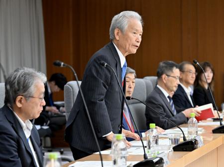 　防衛力の抜本的強化に関する有識者会議であいさつする座長の榊原定征元経団連会長＝１９日、防衛省（代表撮影）