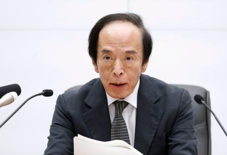 　金融政策決定会合後、記者会見する日銀の植田総裁。日銀はＥＴＦを市場で売却していく方針を発表した＝１９日午後、日銀本店
