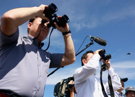 　米空母艦載機による陸上離着陸訓練を視察する山口県の村岡嗣政知事（右）と岩国市の福田良彦市長＝１９日午後、山口県岩国市