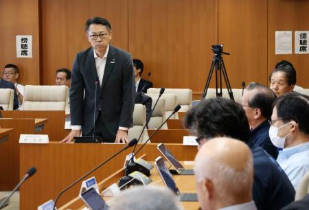　福井県美浜町議会の原子力発電所特別委員会で、地質調査計画を説明する関西電力の担当者＝１９日午前