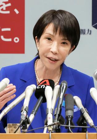 　記者会見で、自民党総裁選への立候補を正式表明する高市前経済安保相＝１９日午後、国会
