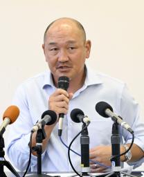 　記者会見で辞意を表明したサッカーＪ３高知の秋田監督＝１９日、高知市