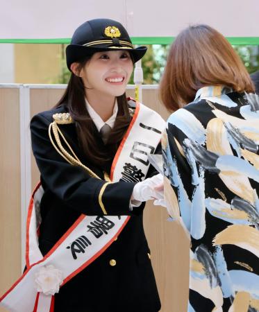 　神奈川県警中原署の一日署長に就任した潮紗理菜さん＝１９日午後、川崎市