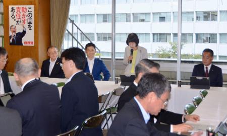 　自民党本部で開かれた会合に参加した北海道釧路市の鶴間秀典市長（奥左から２人目）＝１９日午後、東京・永田町