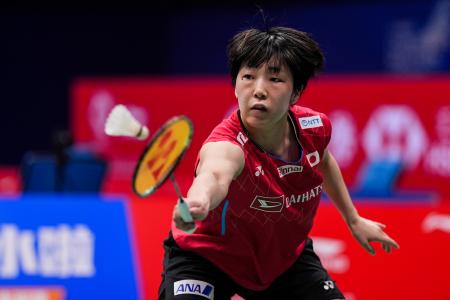 　バドミントンの中国マスターズ、準々決勝でインドネシア選手と対戦する山口茜＝１９日、深セン（ゲッティ＝共同）