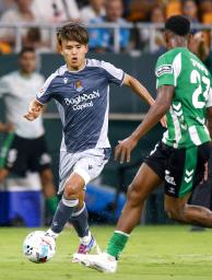 　ベティス戦で攻め込むレアル・ソシエダードの久保＝セビリア（共同）