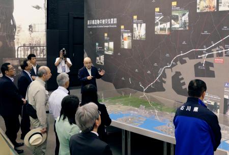 　「創造的復興サミット」前に阪神高速道路の震災資料保管庫を視察する関係者ら＝２０日午前、神戸市東灘区