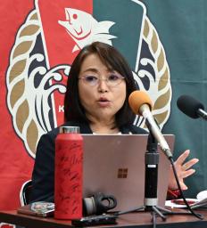 　記者会見するＪ３高知の山本志穂美代表取締役＝２０日午後、高知市