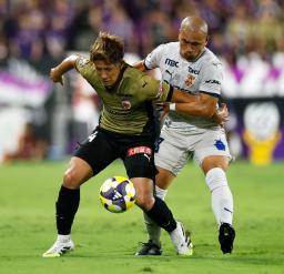 　京都―清水　前半、競り合う京都・佐藤（左）と清水・吉田＝サンガＳ