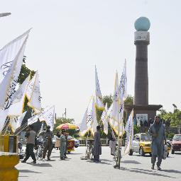 　アフガニスタンの首都カブールで、タリバンの旗を売る露店＝２０２３年８月