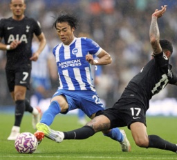 　トットナム戦の後半、競り合うブライトンの三笘＝ブライトン（共同）