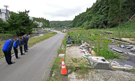　昨年９月の豪雨災害の発生から１年となり、石川県輪島市久手川町で黙とうする馳浩知事（左端）ら＝２１日午前９時４５分