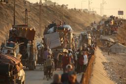 　イスラエルによる空爆や地上侵攻を受け、パレスチナ自治区ガザ北部ガザ市から南方に逃れる人々＝２０日（ゲッティ＝共同）