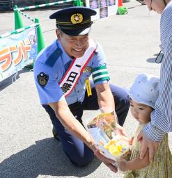 　栃木県警小山署の一日署長に就任し、交通安全グッズを配布する神山雄一郎さん＝２１日
