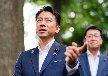 　さいたま市で記者団の取材に応じる小泉農相＝２１日午後