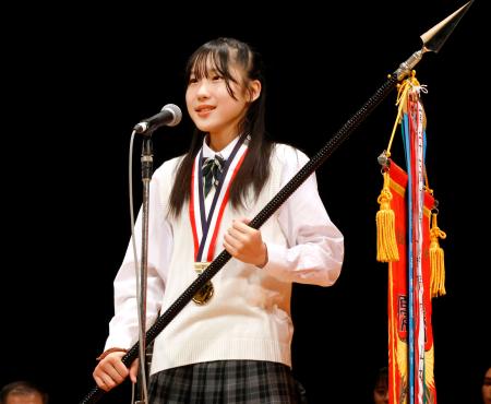 　民謡「江差追分」全国大会の少年の部で優勝した山本悠愛さん＝２１日午後、北海道江差町