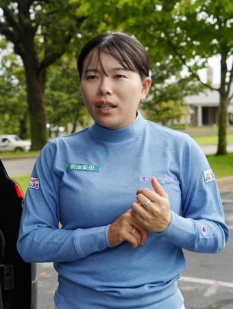　悪天候のため中止が決まり、取材に応じる勝みなみ＝ピナクルＣＣ（共同）