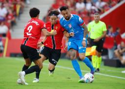 　サッカーのスペイン１部リーグで、ホームのアトレチコ・マドリード戦に先発したマジョルカの浅野拓磨（中央）＝２１日、パルマデマジョルカ（ロイター＝共同）