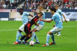 　サッカーのドイツ１部リーグでホームのウニオン・ベルリン戦にフル出場したアイントラハト・フランクフルトの堂安律（中央）＝２１日、フランクフルト（ロイター＝共同）