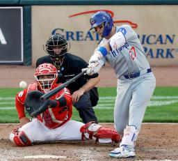 　レッズ戦の８回、右前打を放つカブス・鈴木＝シンシナティ（共同）