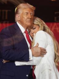 　チャーリー・カーク氏の追悼式典で、カーク氏の妻（右）と抱き合うトランプ米大統領＝２１日、アリゾナ州グレンデール（ＡＰ＝共同）