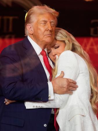 　チャーリー・カーク氏の追悼式典で、カーク氏の妻（右）と抱き合うトランプ米大統領＝２１日、アリゾナ州グレンデール（ＡＰ＝共同）