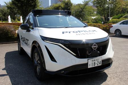 　日産自動車が開発した独自の運転支援システム「プロパイロット」の次世代版を搭載した試作車＝８日、東京都港区