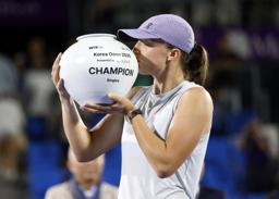 　女子テニス韓国オープンのシングルス決勝で優勝したイガ・シフィオンテク＝２１日、ソウル（ロイター＝共同）