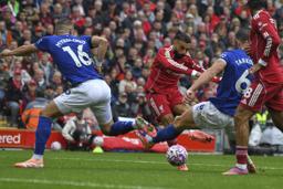 　エバートン戦で、シュートを放つリバプールのサラー（中央）＝２０日、リバプール（ＡＰ＝共同）