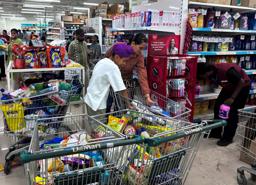 　インド北部にあるスーパーマーケット＝５月（ロイター＝共同）