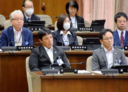 　愛知県豊明市議会の本会議に臨む小浮正典市長（前列左）＝２２日午後