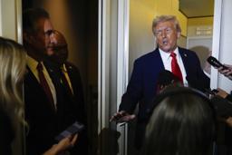 　２１日、米西部アリゾナ州グレンデールを出発した大統領専用機内で記者団に話すトランプ大統領（ＡＰ＝共同）