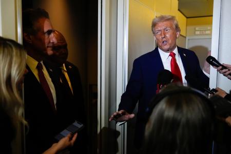 　２１日、米西部アリゾナ州グレンデールを出発した大統領専用機内で記者団に話すトランプ大統領（ＡＰ＝共同）