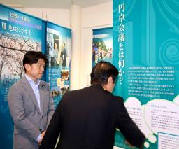 　「成田空港　空と大地の歴史館」を視察する中野国交相＝２２日午後、千葉県芝山町
