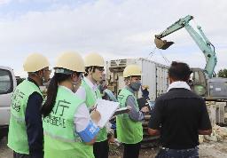 　現地調査で被害状況を聞く水戸地方気象台の機動調査班＝１９日午後、茨城県つくば市