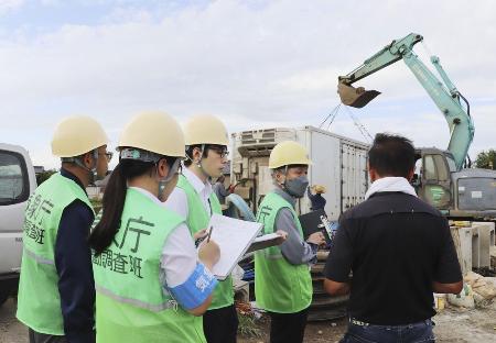 　現地調査で被害状況を聞く水戸地方気象台の機動調査班＝１９日午後、茨城県つくば市