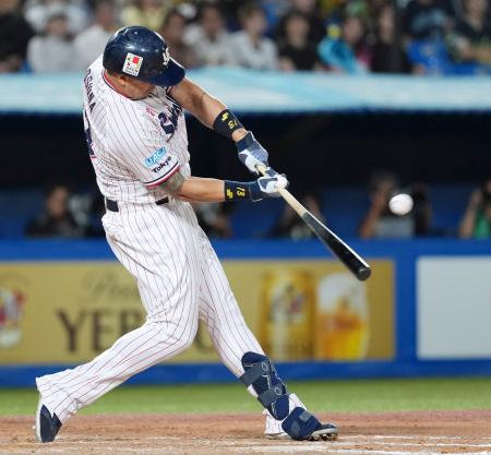 　８回ヤクルト２死、オスナが左越えに決勝ソロを放つ＝神宮