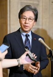 　記者団の取材に応じる立憲民主党の安住幹事長＝２２日午後２時２分、国会