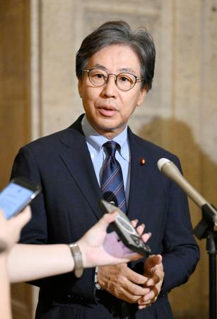 　記者団の取材に応じる立憲民主党の安住幹事長＝２２日午後２時２分、国会