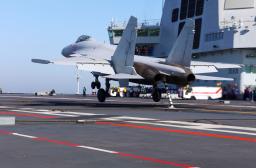 　中国軍の最新鋭空母「福建」に着艦する戦闘機（新華社＝共同）