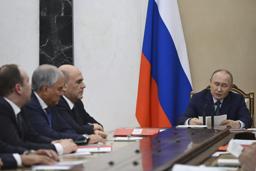 　２２日、モスクワ・クレムリンで開かれた安全保障会議で発言するロシアのプーチン大統領（右端）（ＡＰ＝共同）