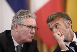 　スターマー英首相（左）とフランスのマクロン大統領＝８月、ワシントン（ゲッティ＝共同）