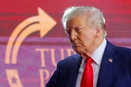 　２１日、米アリゾナ州グレンデールで行われた保守系活動家チャーリー・カーク氏の追悼式典に参加したトランプ大統領（ロイター＝共同）