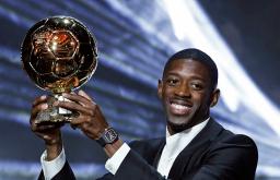 　バロンドールを初受賞し、喜ぶパリ・サンジェルマンのデンベレ＝２２日、パリ（ロイター＝共同）