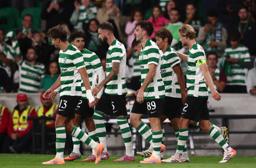 　モレイレンセ戦で３点目のゴールを喜ぶスポルティングの選手たち＝２２日、リスボン（ロイター＝共同）