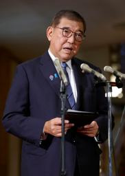 　国連総会への出発前に記者団の取材に応じる石破首相＝２３日午前、首相公邸