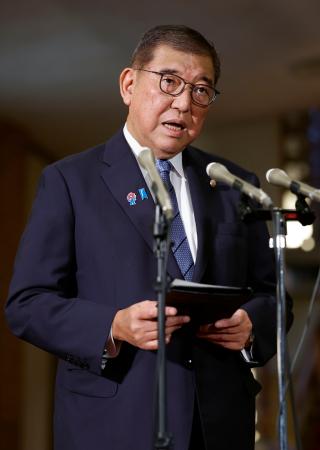 　国連総会への出発前に記者団の取材に応じる石破首相＝２３日午前、首相公邸