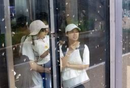 　大屋根リングのエレベーター付近に見られた「ユスリカ」＝５月、大阪市此花区の夢洲